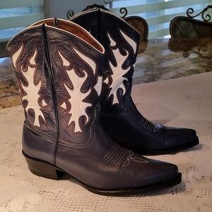 Women's navy and white leather boots. Beautiful! Size EU 40 USA 8. 1" heel.